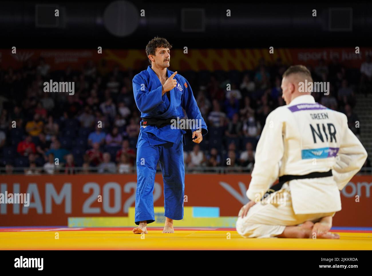 Der Australier Jake Bensted feiert am fünften Tag der Commonwealth Games 2022 den Sieg gegen den nordirischen Joshua Green beim -73-kg-Wettbewerb der Männer um die Bronzemedaille 1 in der Coventry Arena. Bilddatum: Dienstag, 2. August 2022. Stockfoto