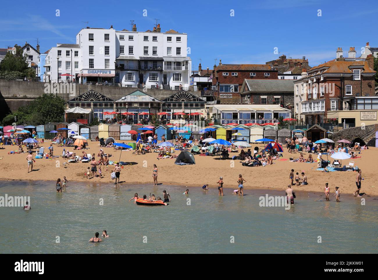 Der Hafen mit dem Strand dahinter im hübschen Broadstairs, auf der Isle of Thanet, in Kent, Großbritannien Stockfoto