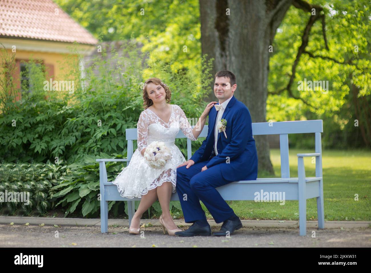 Die Hochzeit des kaukasischen glücklichen Paares Stockfoto