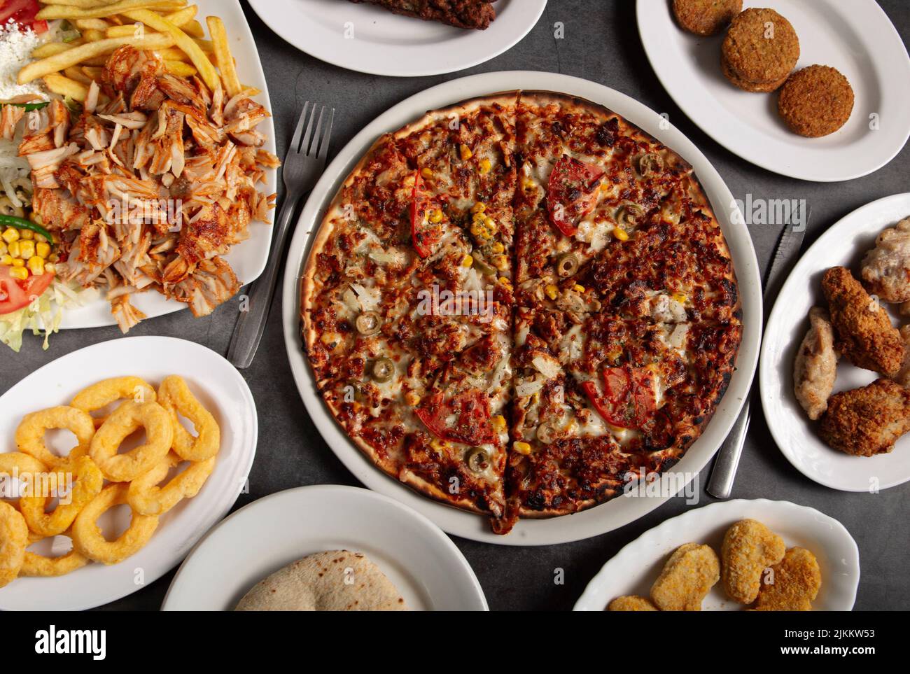 Blick von oben auf köstliche Sorten frisch zubereiteter pakistanischer Gerichte auf rustikalem Hintergrund Stockfoto