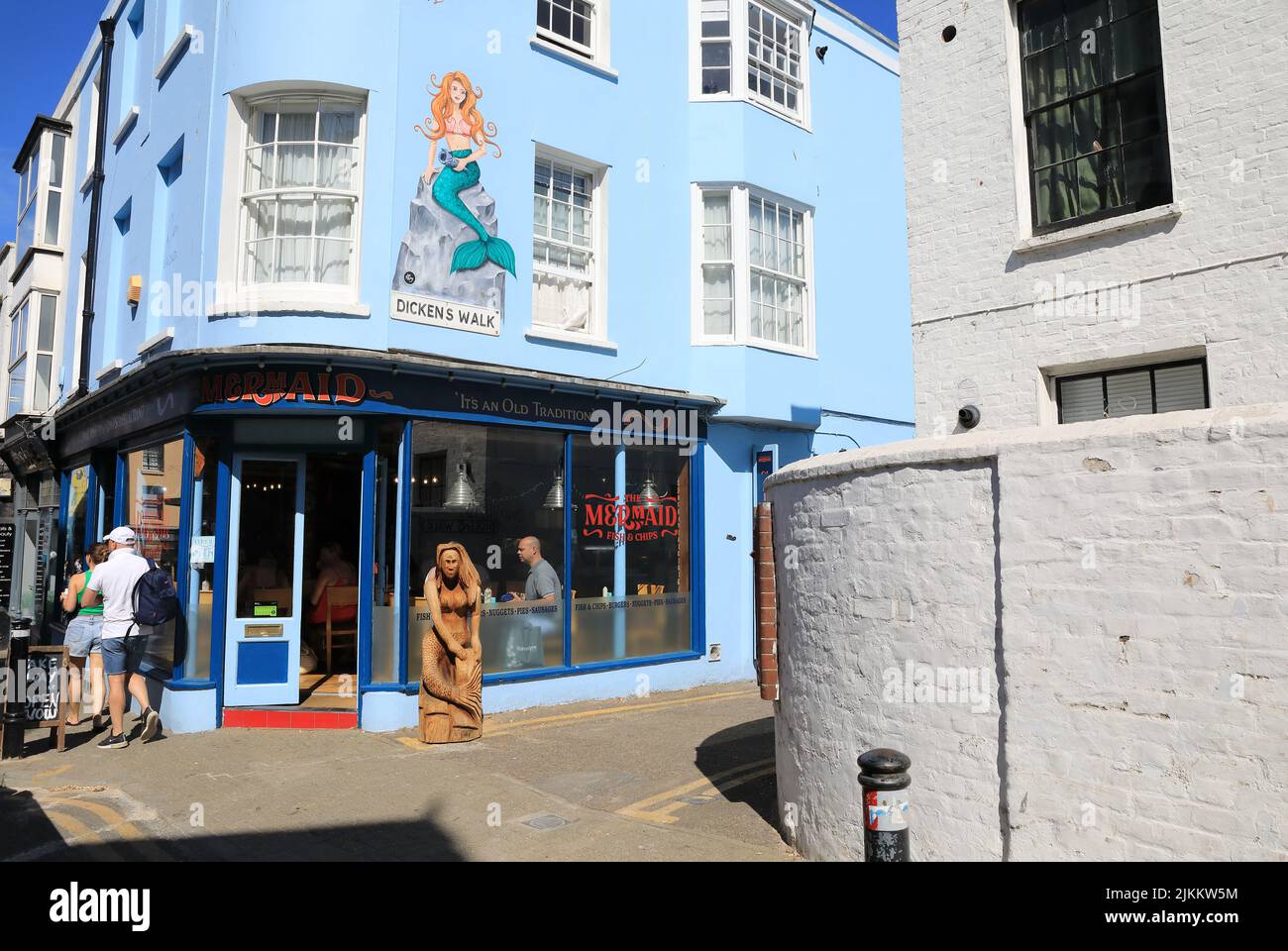 Meerjungfrau Fisch und Chips auf Dickens Walk in Broadstairs Altstadt, auf der Isle of Thanet, in Kent Stockfoto