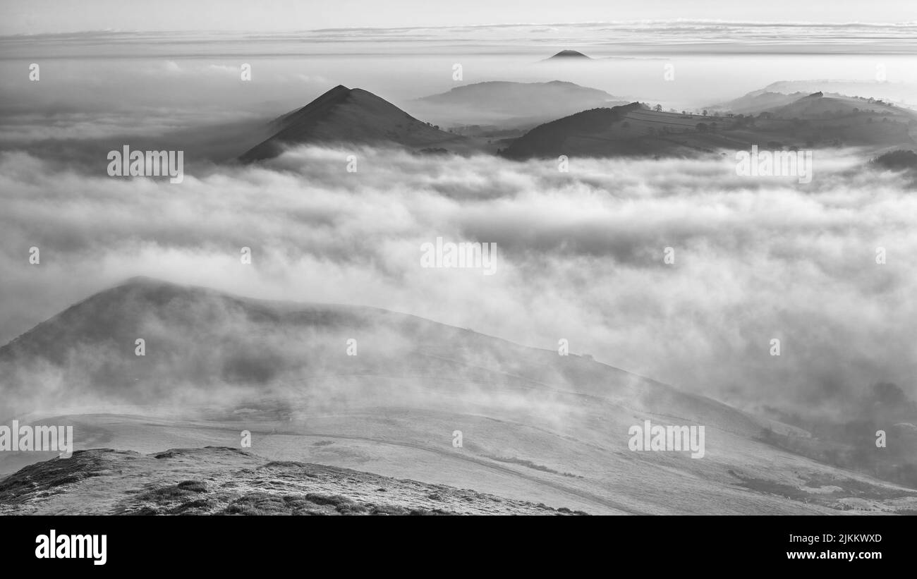 Eine Graustufenansicht einer Inversion im Morgengrauen über den Shropshire Hills, dem Lawley Ridge und dem Wrekin sind sichtbar, Vereinigtes Königreich Stockfoto