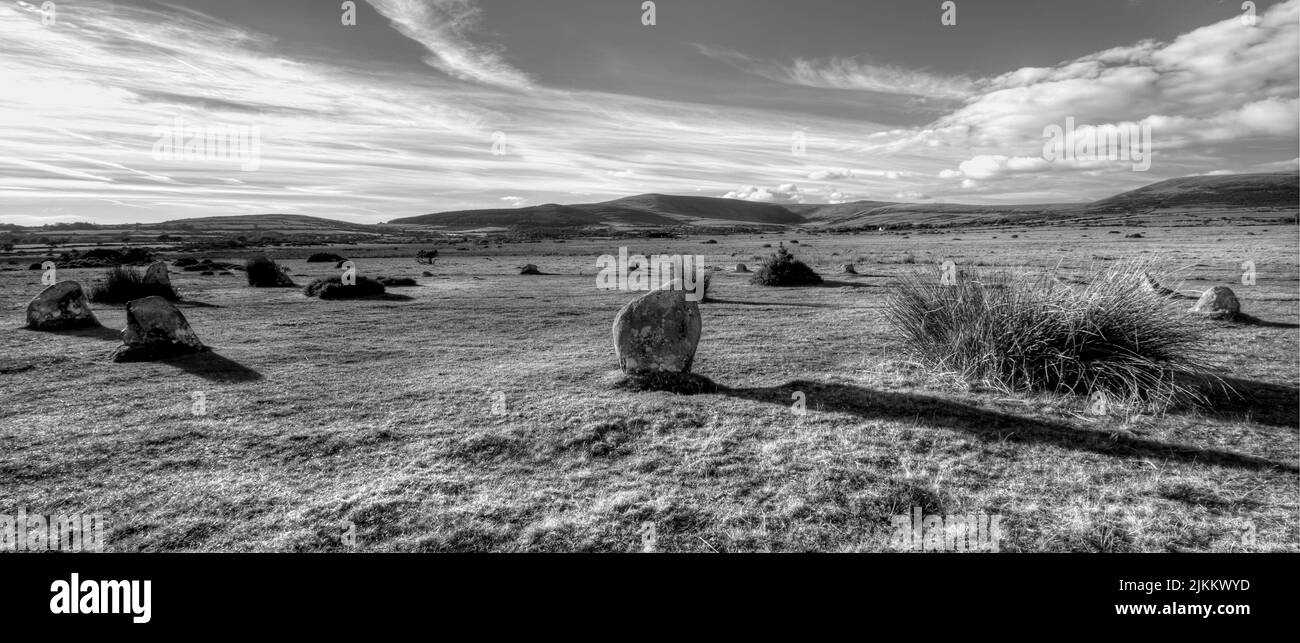 Eine Graustufenaufnahme des Gors Fawr Stone Circle gegen den bewölkten Himmel bei Tageslicht in Preseli Hills, Wales, Großbritannien Stockfoto