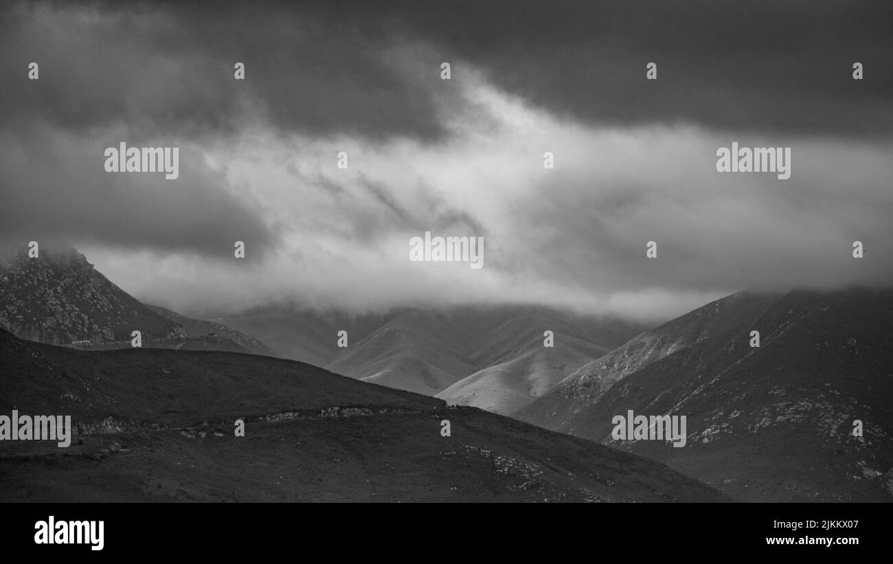 Eine malerische Aussicht auf eine bergige Landschaft in bewölktem Himmel Hintergrund Stockfoto