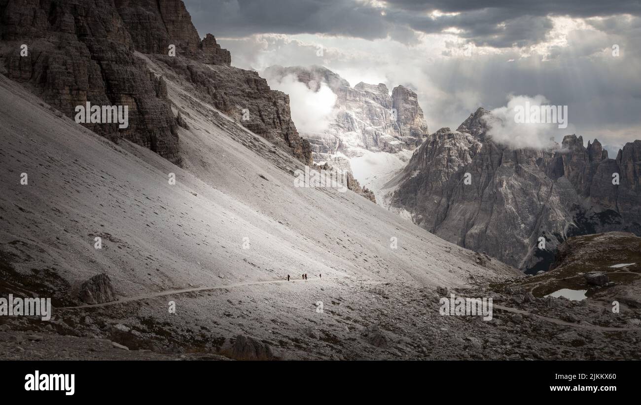 Wandern in den Dolomiten. Italienische Alpen, ein absolutes Mekka für outdoor-Enthusiasten. Spektakuläre Panoramen, bergigen Bergmassiven und felsigen Gipfeln, dass Stan Stockfoto