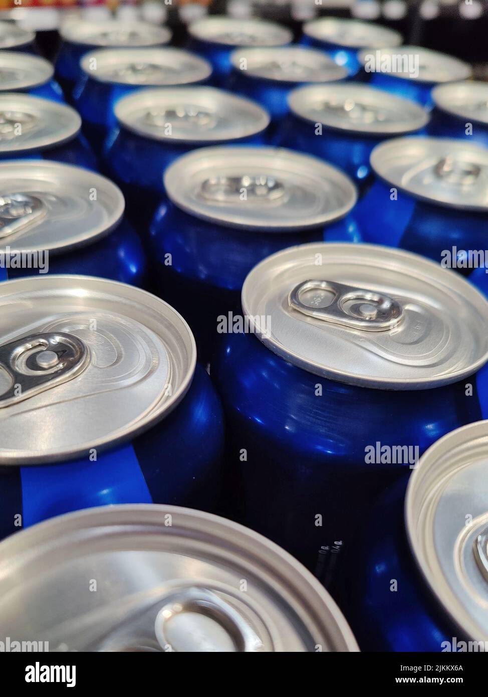 Eine selektive Fokusaufnahme von vielen blauen Dosen von Limonaden Stockfoto