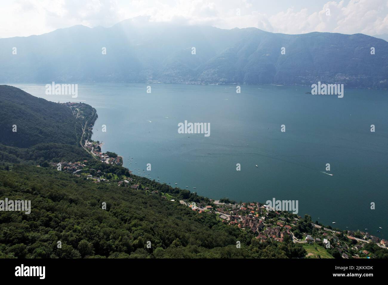 Eine Vogelperspektive auf Sant Abbondio über den Lago Maggiore und die Berge von Locarno im Tessin, Schweiz Stockfoto