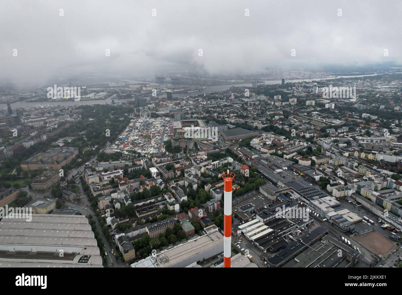 Eine Luftaufnahme des nebligen Himmels über der Skyline von Hamburg, Deutschland Stockfoto