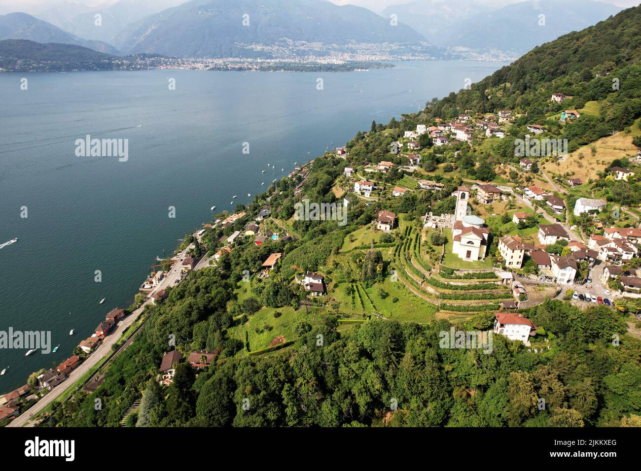 Eine Vogelperspektive auf Sant Abbondio über den Lago Maggiore und die Berge von Locarno im Tessin, Schweiz Stockfoto