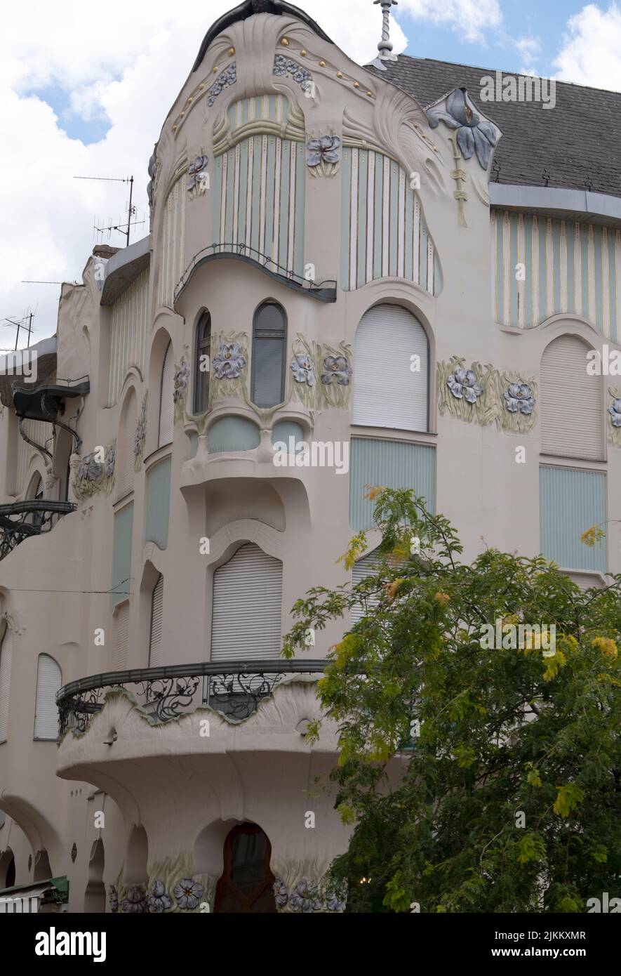 Reök Palace ist ein überwältigendes grün-lila Jugendstil-Struktur, im ...