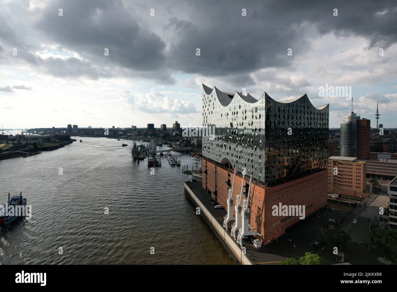 Eine Luftaufnahme des Konzertsaals Elbphilharmonie am Ufer der Elbe Stockfoto