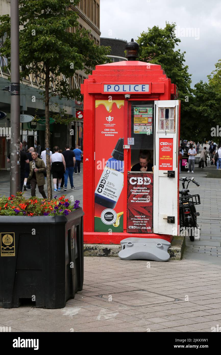 Sauchihall Streett, Glasgow, Schottland, Großbritannien. Police Box in leuchtendem Rot lackiert. Jetzt umgewandelt in eine kleine Einzelhandelseinheit, die CBD Oils Konzentrate Esswaren verkauft. CBDtec Scotland's Original Dispensaries. Cannabis Trades Association. Stockfoto