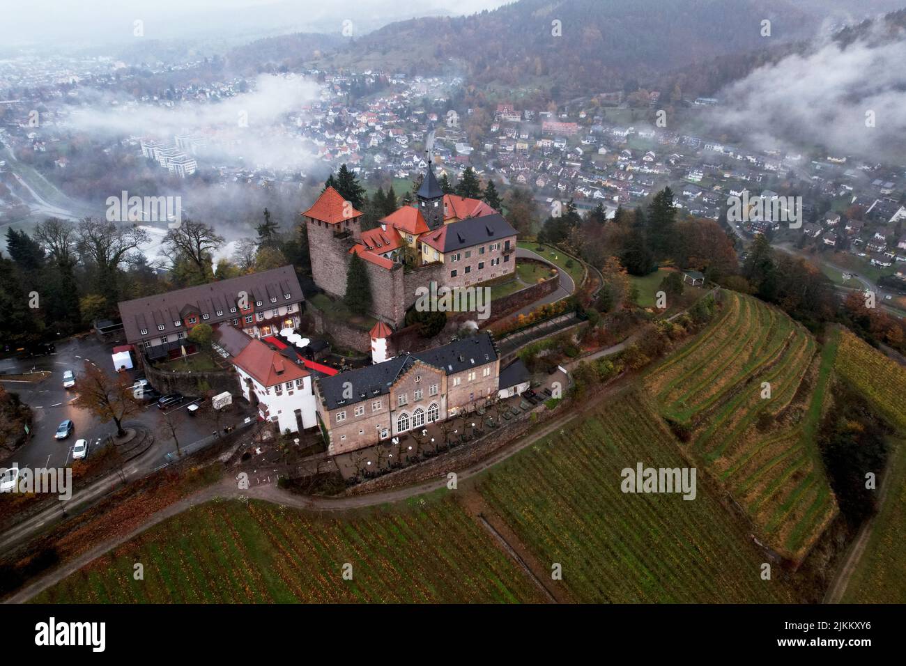 Eine Luftaufnahme eines mittelalterlichen Schlosses in einem Herbstwald in Eberstein, Deutschland Stockfoto
