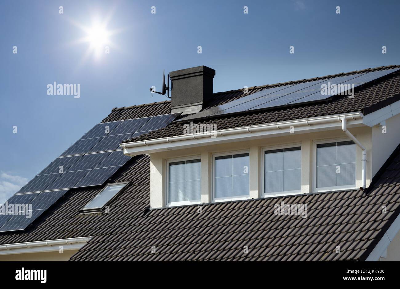 Eine installierte Solaranlage für Privathaus auf dem Dach Stockfoto