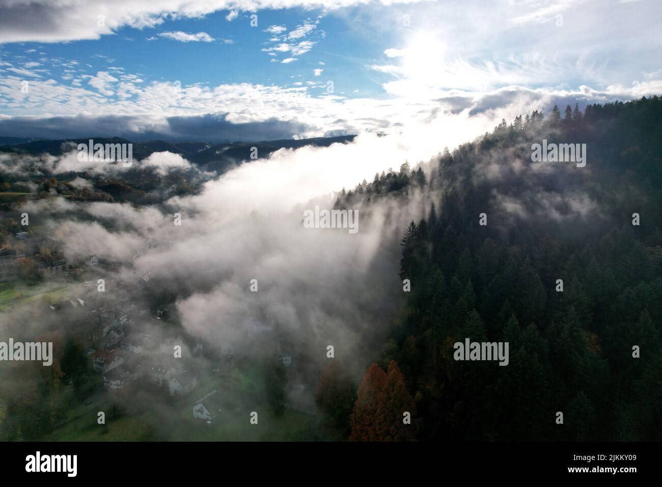 Eine Luftaufnahme des Schwarzwaldgebirges über den Wolken im Sonnenlicht in Baden, Deutschland Stockfoto
