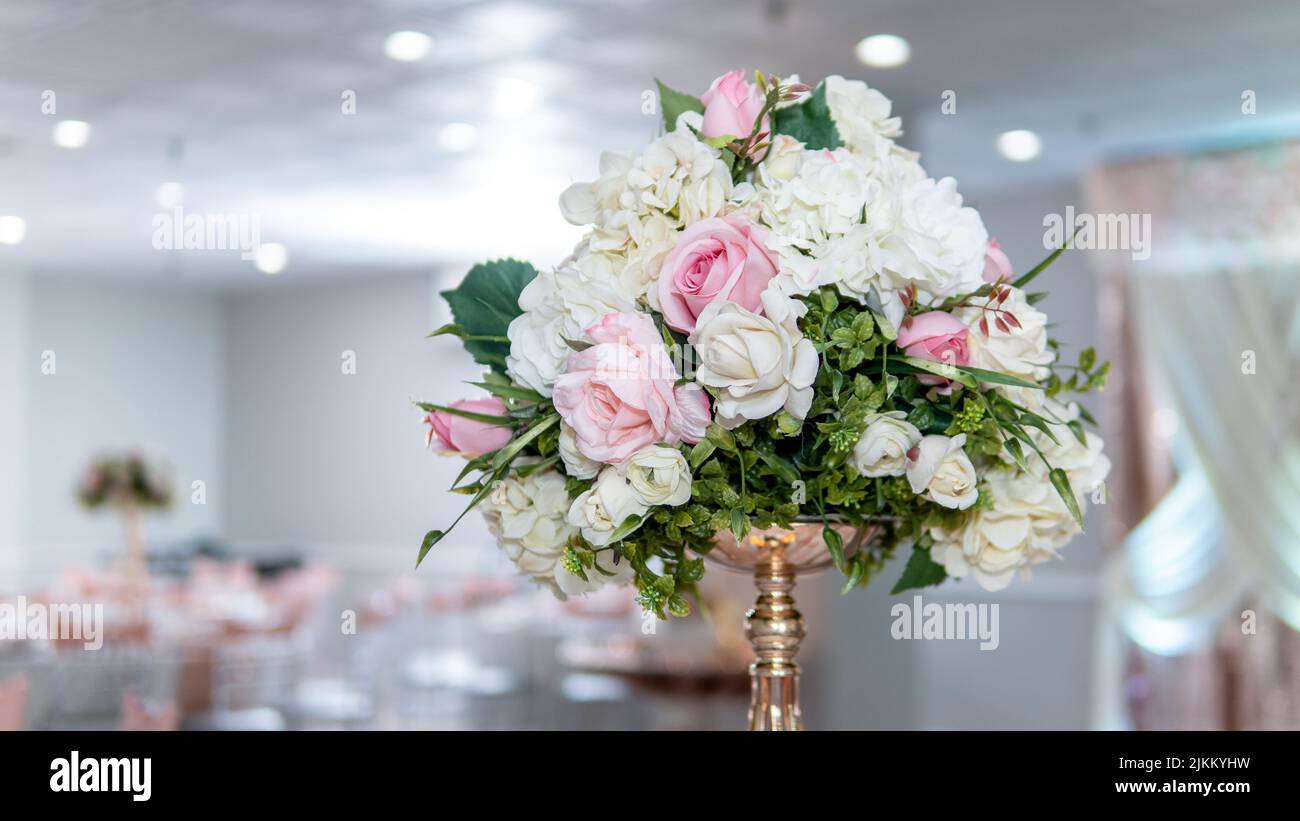 Ein wunderschönes Blumenarrangement für Hochzeitsempfänge Stockfoto