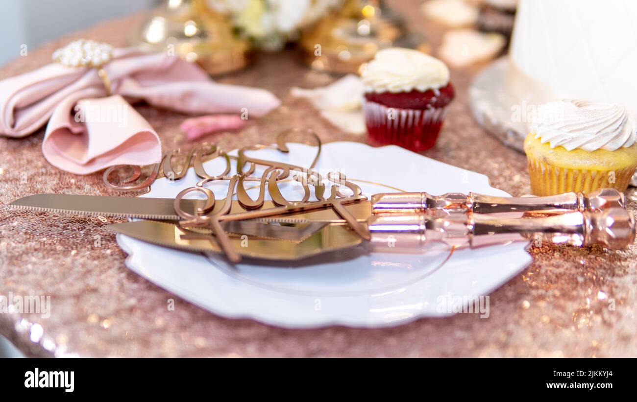 Eine schöne Hochzeitstisch Einstellung, in rosa und Gold Tönen, die perfekte Kombination von Farben Stockfoto