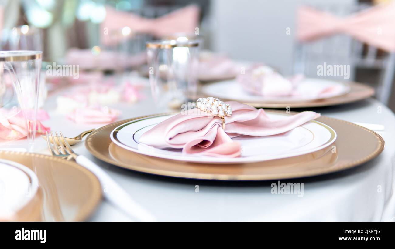 Eine schöne Hochzeitstisch Einstellung, in rosa und Gold Tönen, die perfekte Kombination von Farben Stockfoto