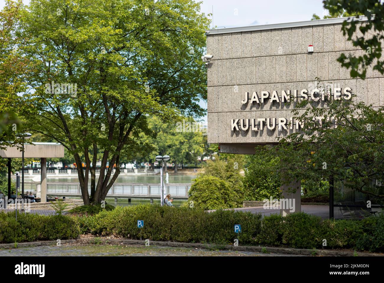 Institut für Japanische Kultur in Köln an einem Sommertag im Park Stockfoto