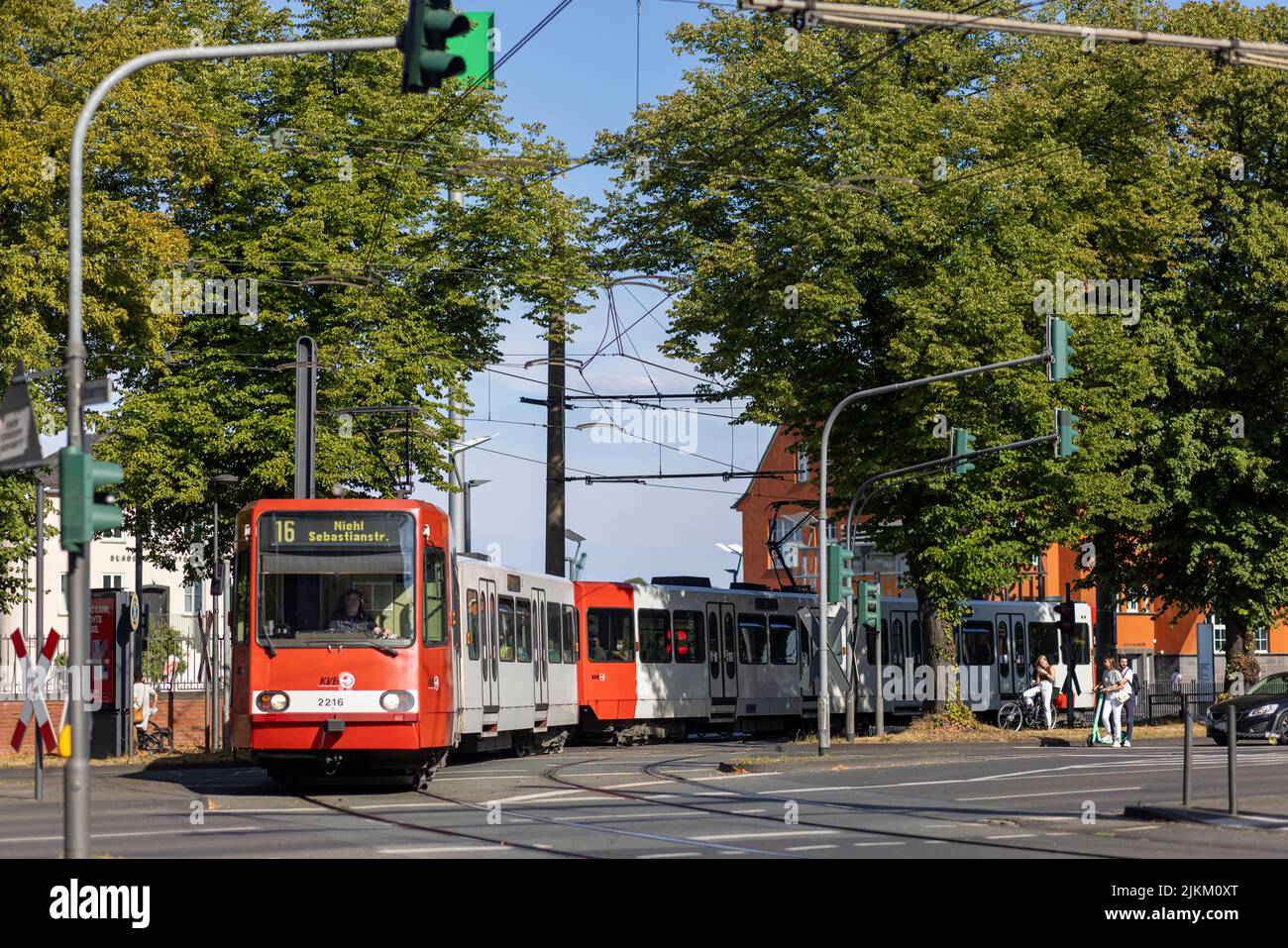 Eine Straßenbahn, die an einem strahlenden Sommertag Menschen in Köln trägt Stockfoto
