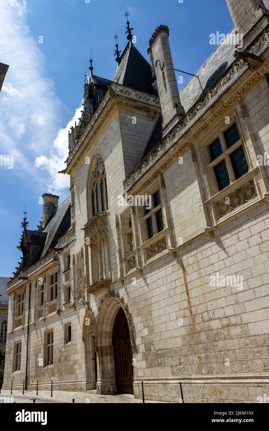 Eine vertikale Aufnahme der Fassade des Jacques Coeur Palace, Frankreich Stockfoto