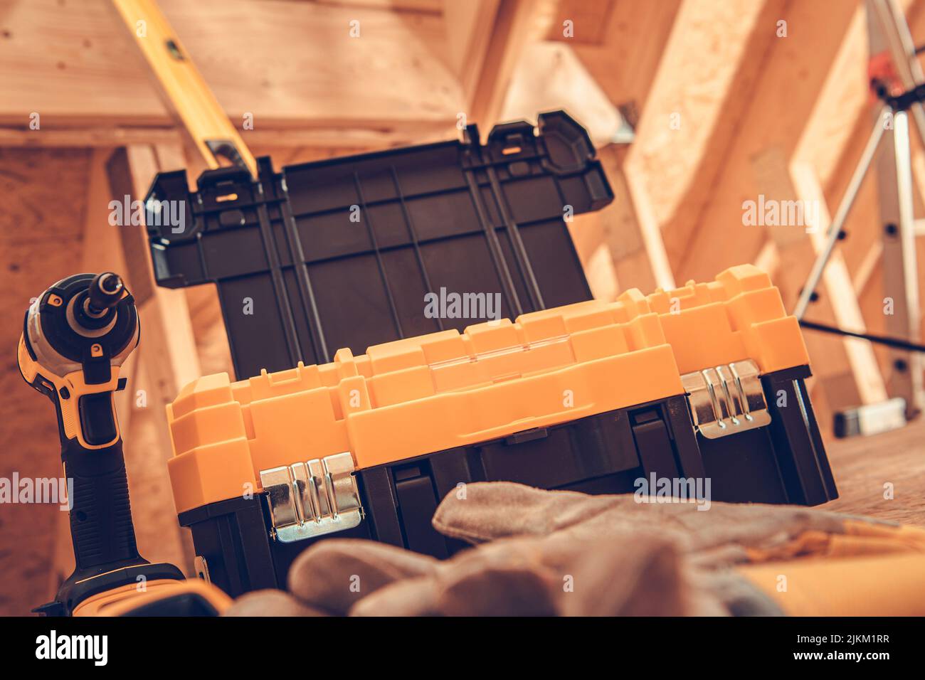 Bauarbeiter Werkzeuge Box und Elektrowerkzeug Nahaufnahme. Baustellenausrüstung. Stockfoto