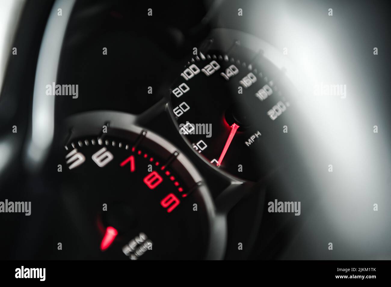 Modernes Auto-Dashboard mit Nahaufnahme des Geschwindigkeitsmessers für U/min und Meilen pro Stunde. Thema Fahrzeugtechnik. Stockfoto