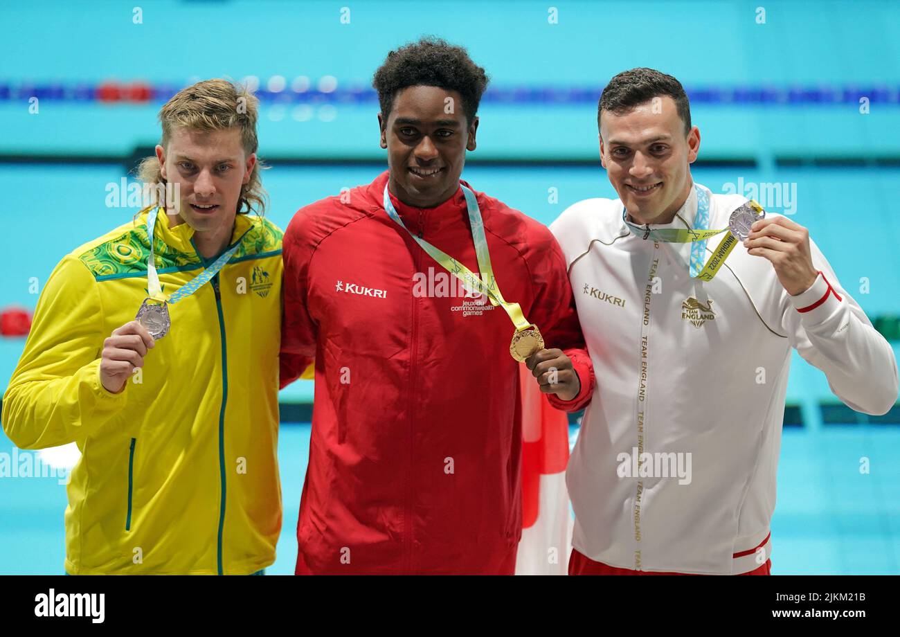 Australiens Matthew Temple, Bronze, Kanadas Joshua Liendo Edwards, Gold und Englands' James Guy, Silber, (links-rechts)beim Men's 100m Butterfly - Final im Sandwell Aquatics Center am fünften Tag der Commonwealth Games 2022 in Birmingham. Bilddatum: Dienstag, 2. August 2022. Stockfoto