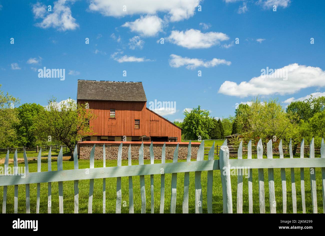 Daniel Boone Homestead Red Barn and Fence, Berks County, Pennsylvania, USA PA Images US old vintage Farming Frontiersman Stockfoto