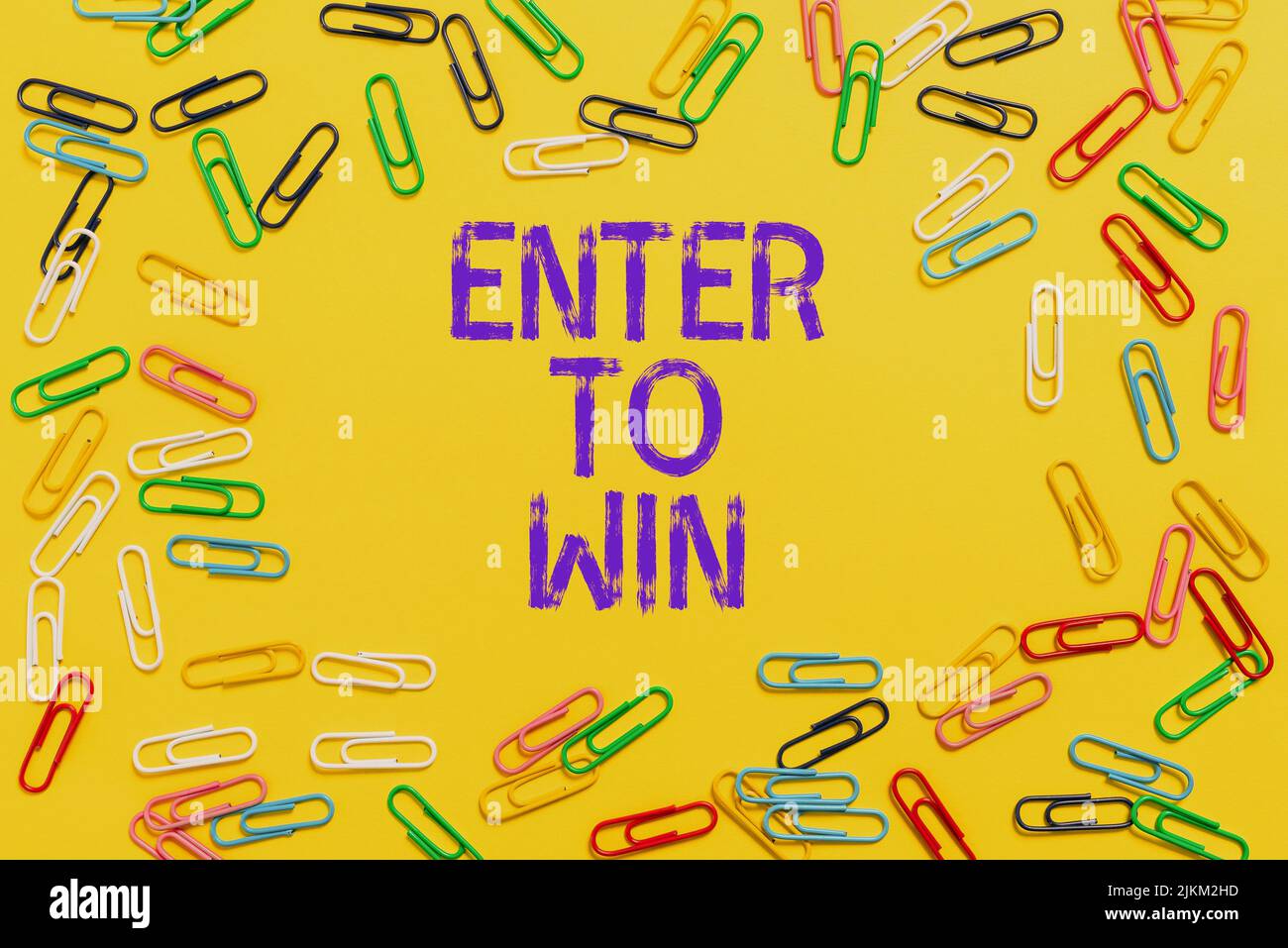 Textunterschrift mit „Enter to Win“. Business Overview Gewinnspiel Versuchen Sie das Glück, den großen Preis zu verdienen Lotterie farbige Clips in Kreis angeordnet Stockfoto