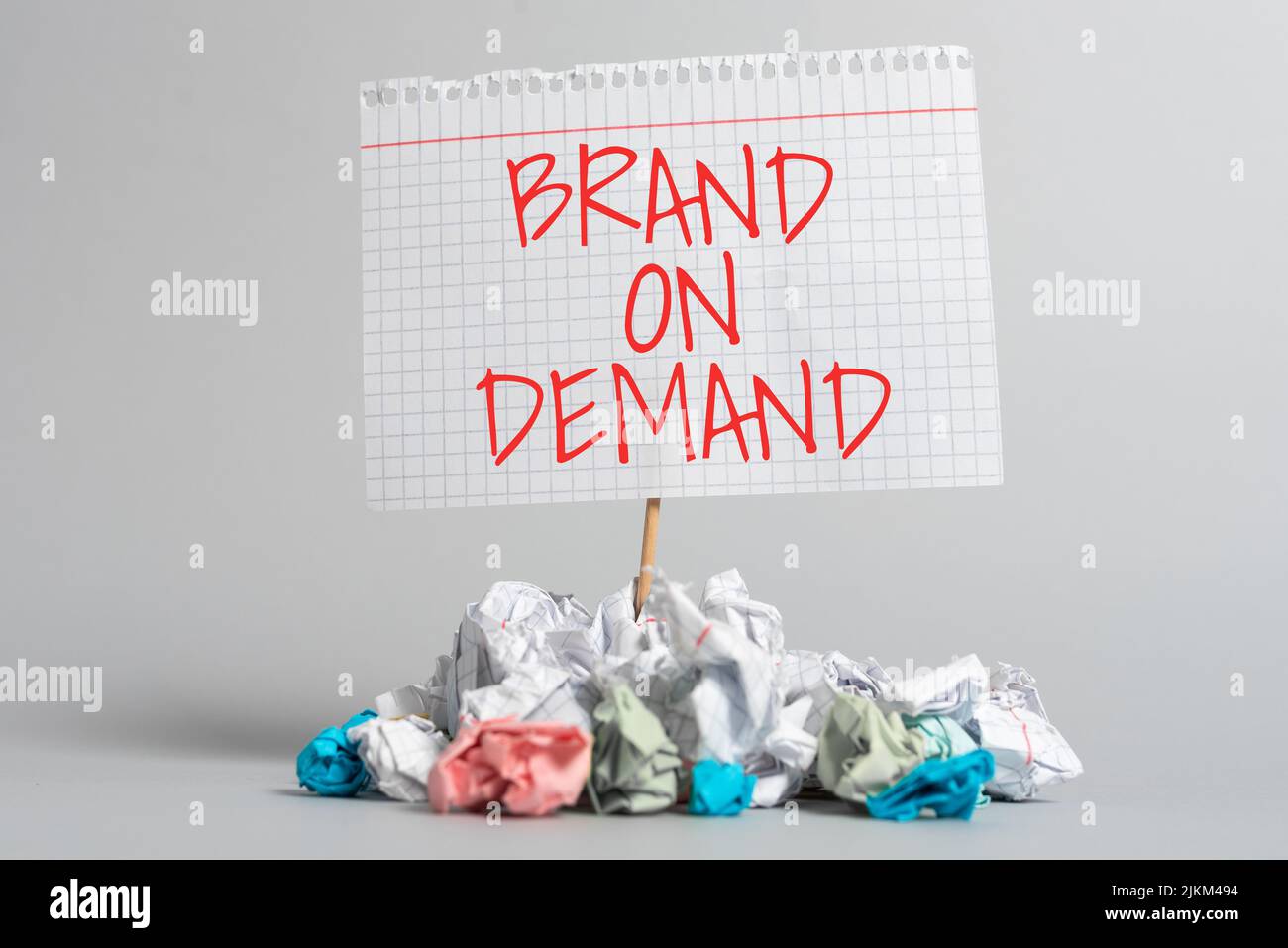 Schild mit der Marke „On Demand“. Konzept Bedeutung Intelligenz ...