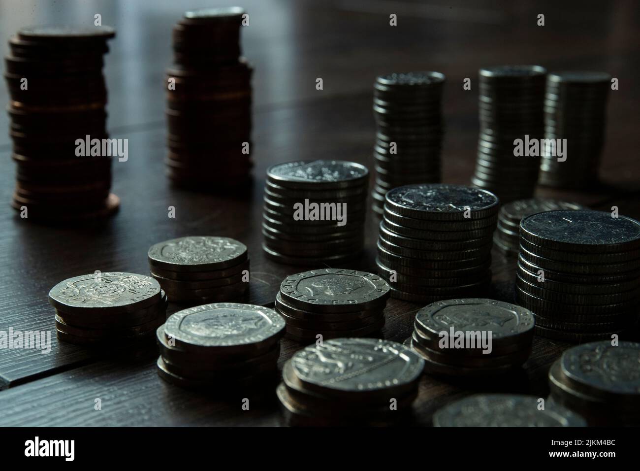 Filebild von britischen Sterling-Münzen. Fünf Pence Stück. Eine Pfund-Münze. Stockfoto