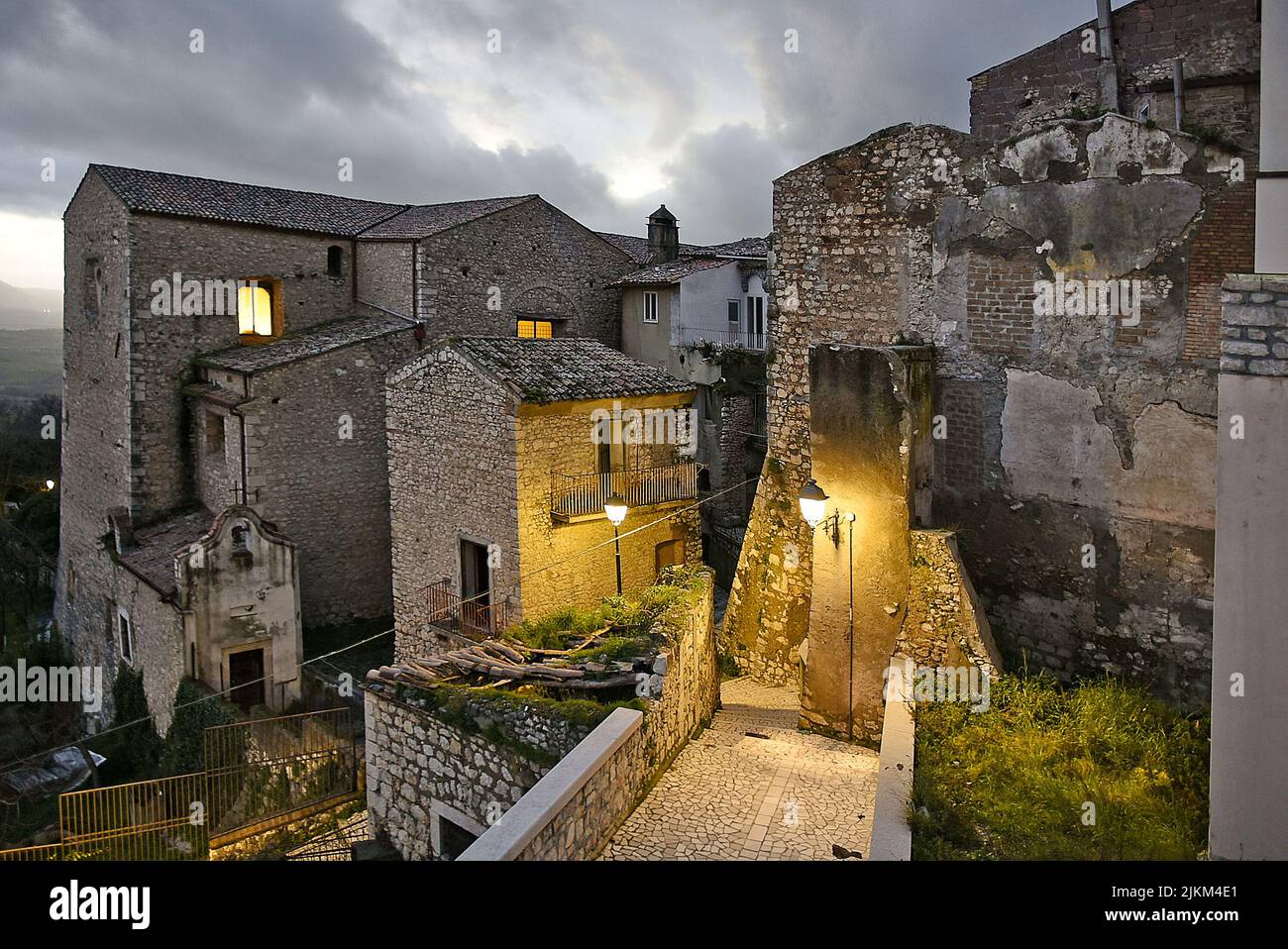 Eine schmale Straße zwischen alten Gebäuden in einem Dorf in der Provinz Benevento in Italien. Stockfoto