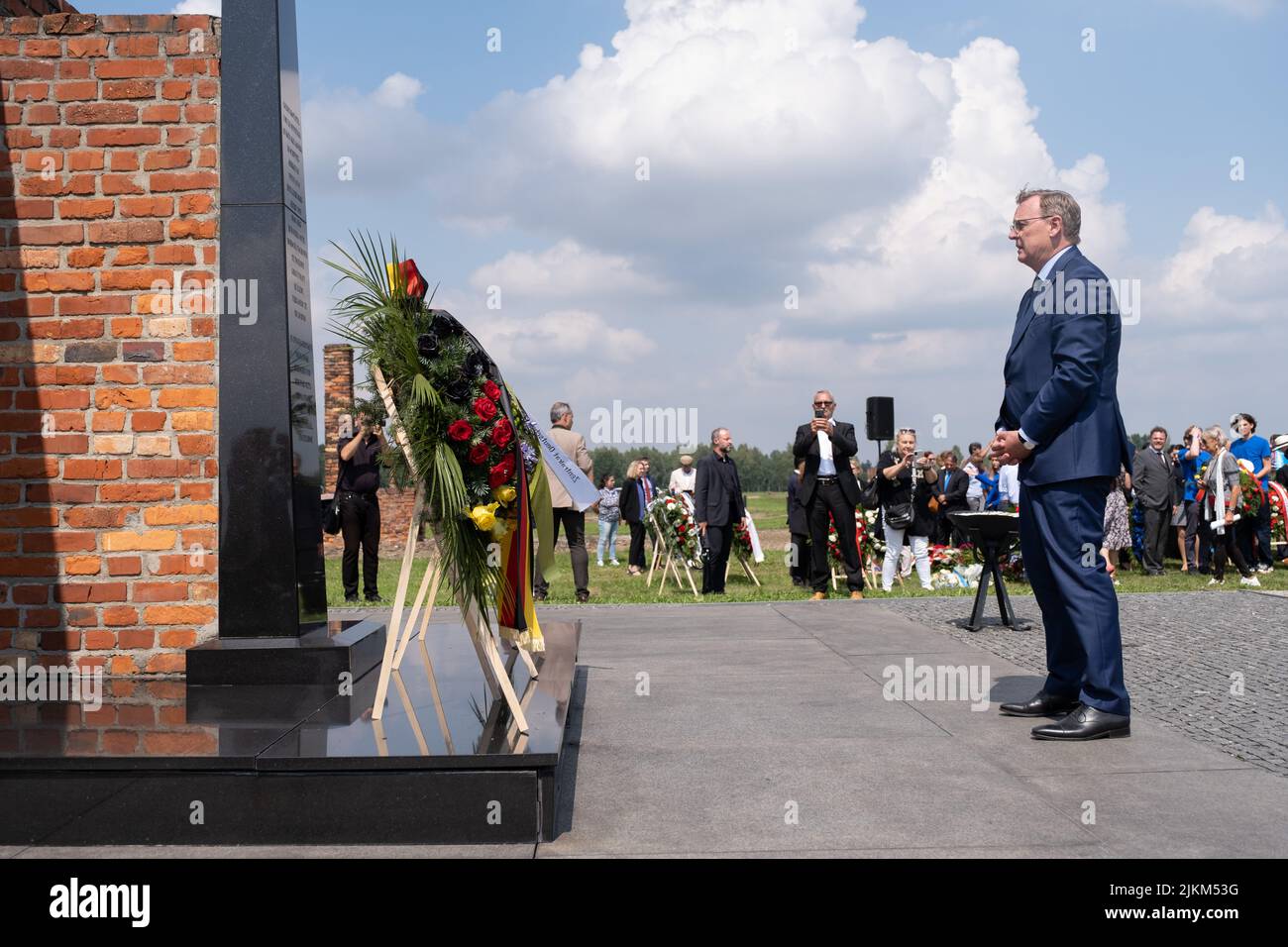 Brzezinka, Polen. 02. August 2022. Bodo Ramelow stand auf dem Denkmal des Roma- und Sinti-Genozids im ehemaligen Lager Auschwitz II Birkenau. Tag des Gedenkens an den Völkermord an Roma und Sinti. Vor 78 Jahren, in der Nacht vom 2. Auf den 3. August 1944, liquidierten die Deutschen das Zigeunerfamilienlager im KL Auschwitz II Birkenau. Der Jahrestag wurde im ehemaligen Lager Auschwitz II-Birkenau organisiert. Kredit: SOPA Images Limited/Alamy Live Nachrichten Stockfoto