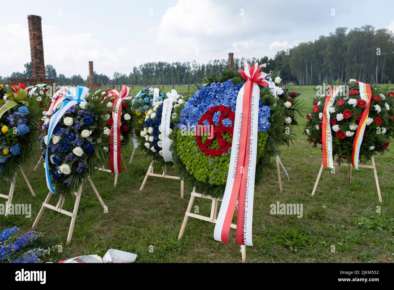 Brzezinka, Polen. 02. August 2022. Kränze und Blumen lagen im ehemaligen Lager Auschwitz II Birkenau auf dem Gras. Tag des Gedenkens an den Völkermord an Roma und Sinti. Vor 78 Jahren, in der Nacht vom 2. Auf den 3. August 1944, liquidierten die Deutschen das Zigeunerfamilienlager im KL Auschwitz II Birkenau. Der Jahrestag wurde im ehemaligen Lager Auschwitz II-Birkenau organisiert. Kredit: SOPA Images Limited/Alamy Live Nachrichten Stockfoto