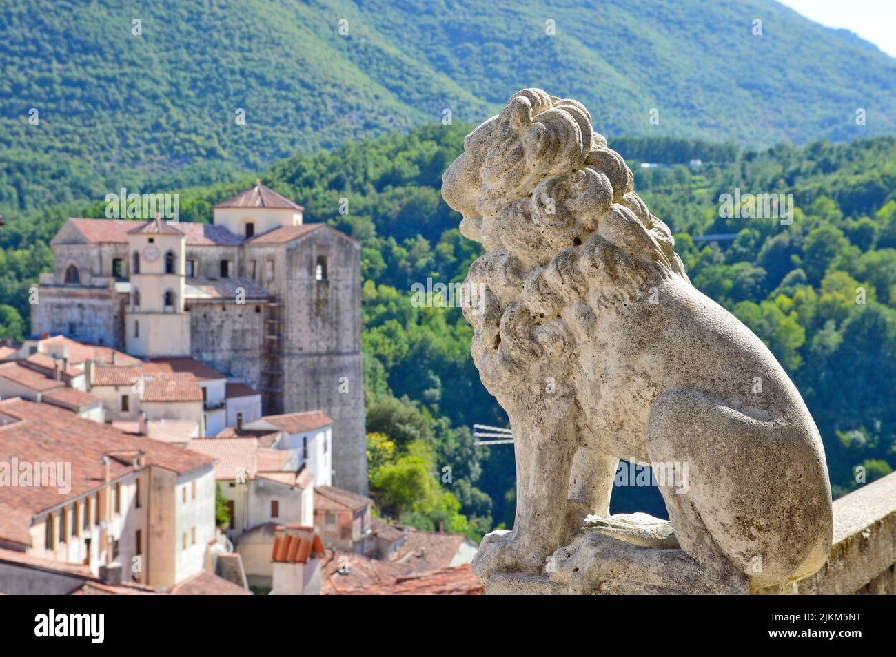 Die Statue eines Löwen in einer Straße von Rivello, einem Dorf in der Region Basilicata in Italien. Stockfoto