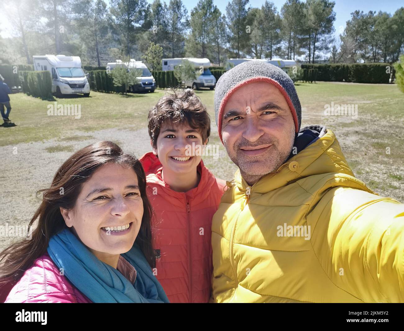 Familie genießt Camping mit Wohnmobil und Wohnmobil Stockfoto