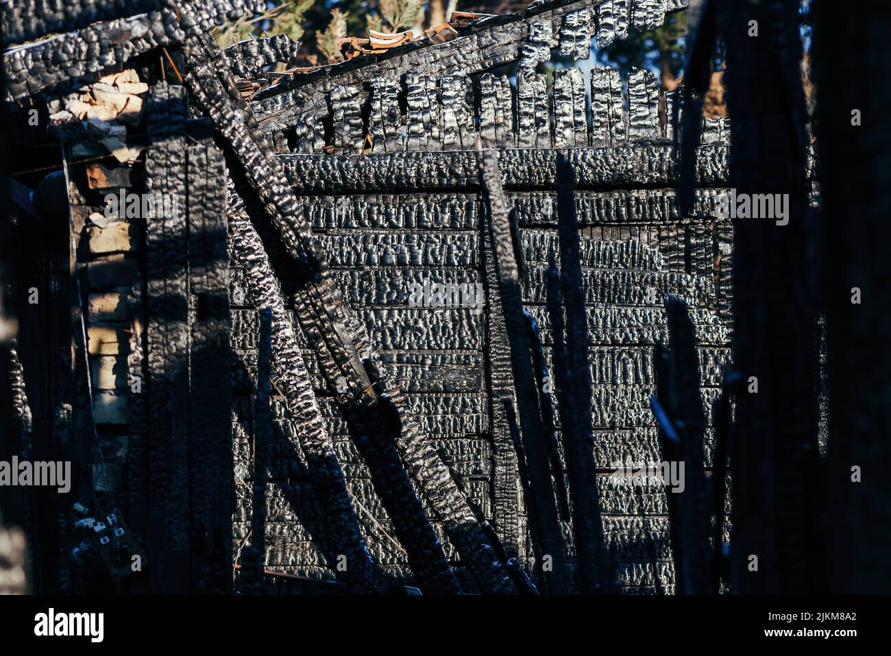 Detail der verbrannten Holzkonstruktion eines Hauses nach dem Brand, selektiver Fokus Stockfoto