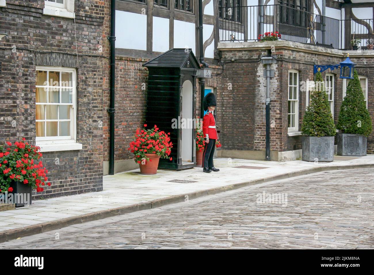 Eine Skulptur eines Sicherheitsbeamten mit Gebäuden und Pflanzen auf dem Gelände des Windsor Castle London UK Stockfoto