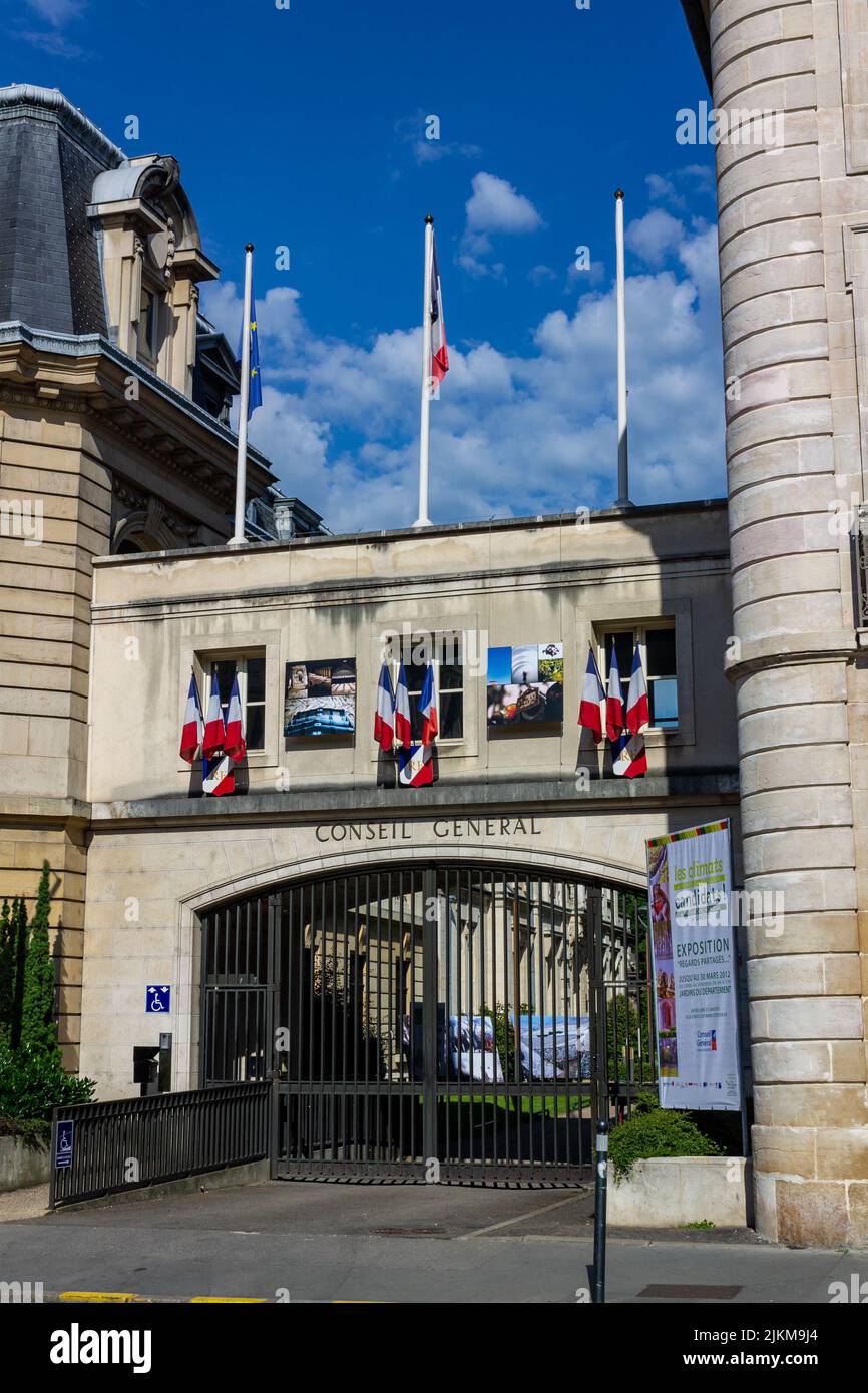 Eine vertikale Aufnahme der Fassade des Gebäudes des Generalrates. Dijon, Frankreich. Stockfoto