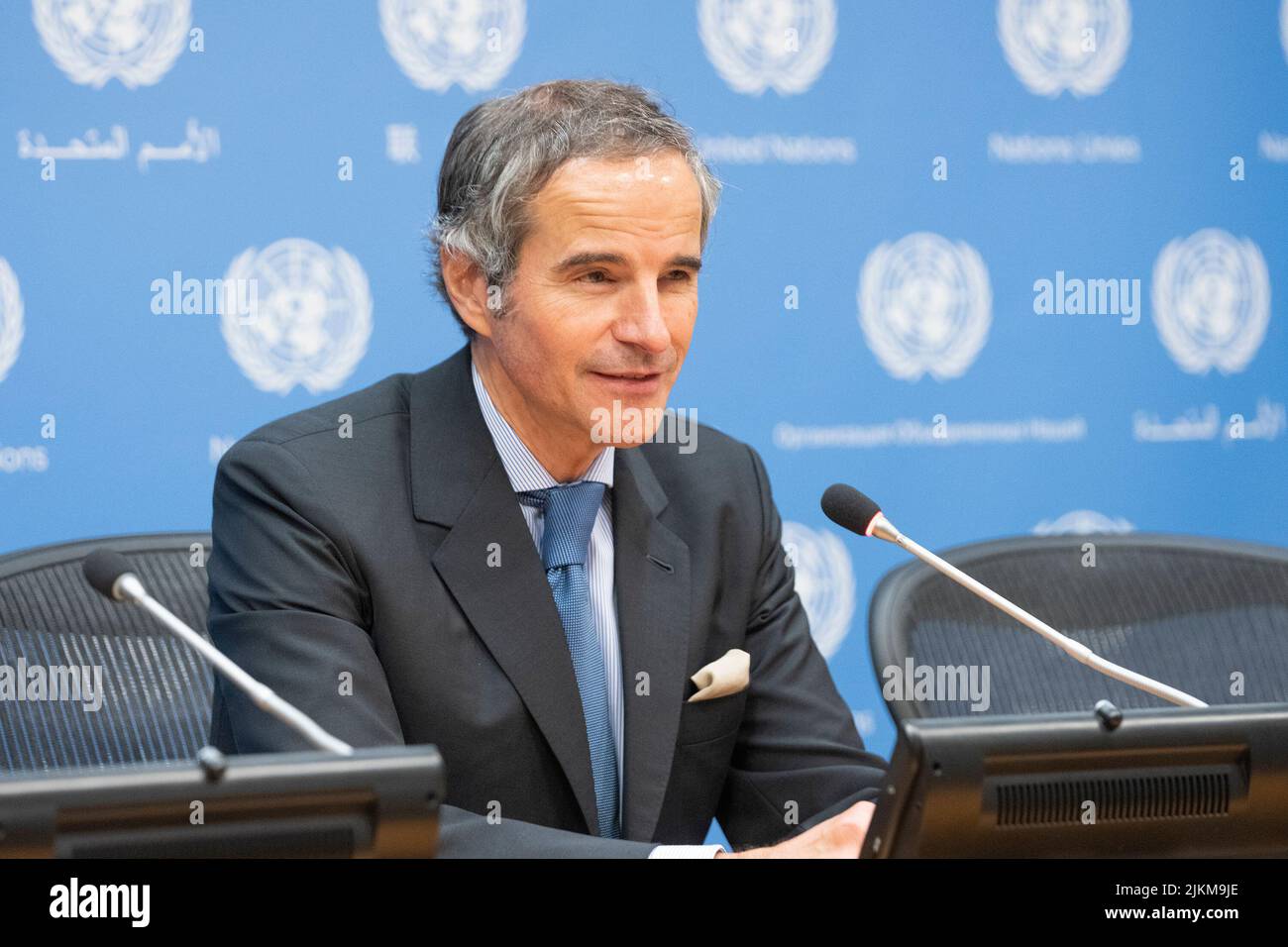 New York, New York, USA. 2. August 2022. Rafael Mariano Grossi, Generaldirektor der IAEA (Internationale Atomenergiebehörde), Pressebriefing im UN-Hauptquartier. Herr Grassi sprach über die gefährliche Situation mit den ukrainischen Nuklearanlagen, die von russischen Streitkräften besetzt wurden, sowie über die Fortsetzung der Verhandlungen über die iranische nukleare Entwicklung. (Bild: © Lev Radin/Pacific Press via ZUMA Press Wire) Bild: ZUMA Press, Inc./Alamy Live News Stockfoto