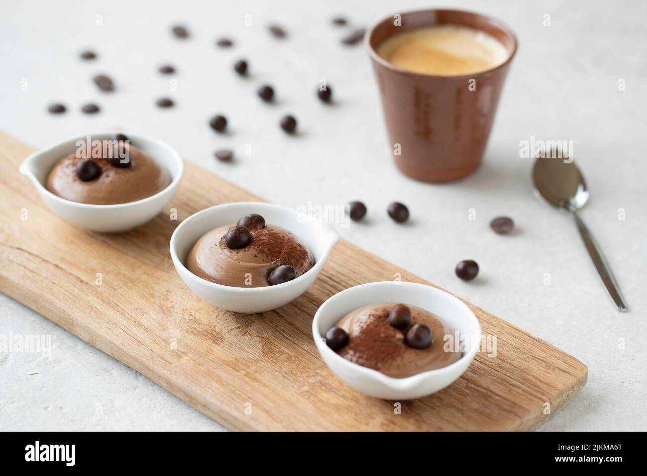 Eine Nahaufnahme von Schokoladenmousse und einem Kaffee Stockfoto
