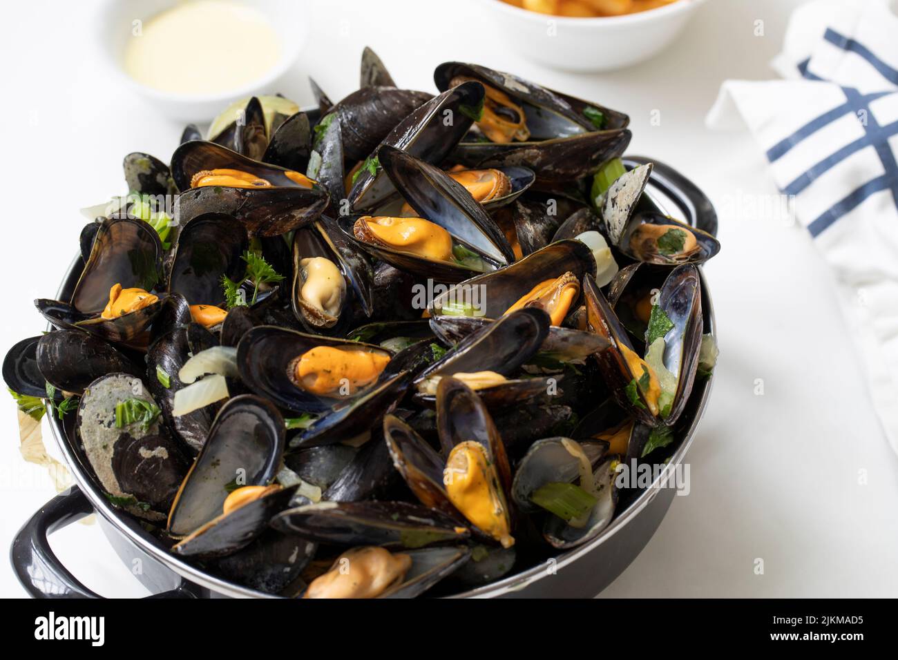 Eine Nahaufnahme von belgischen Muscheln mit Pommes Frites und Sauce auf einem weißen Marmortisch Stockfoto