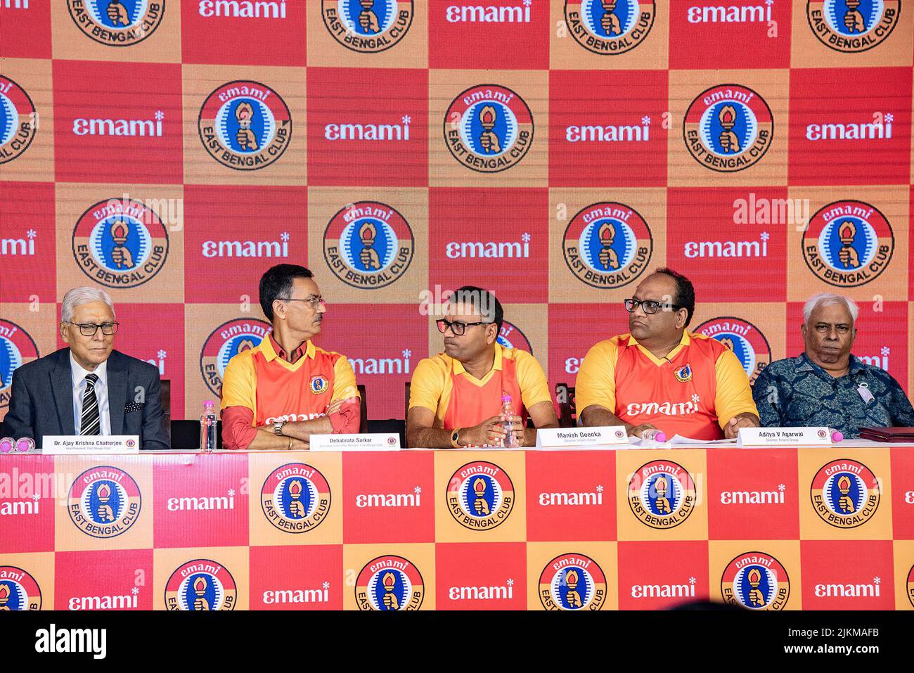 Kalkutta, Westbengalen, Indien. 2. August 2022. Der East Bengal Club, der jahrhundertealte Fußballverein Indiens mit Sitz in Kalkutta, schließt sich der Emami Group an, einem Multi-crore-Unternehmenskonglomerat im Oberoi Grand Hotel. (Bild: © Amlan Biswas/Pacific Press via ZUMA Press Wire) Stockfoto
