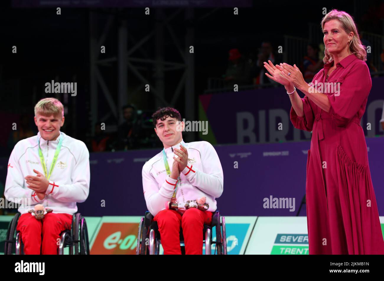 Die Gräfin von Wessex (rechts) bei einer Medaillenübergabe für 3x3-Rollstuhl-Basketball im Smithfield am fünften Tag der Commonwealth Games 2022 in Birmingham. Bilddatum: Dienstag, 2. August 2022. Stockfoto