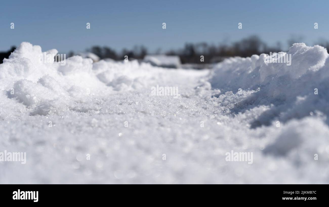 Eine Nahaufnahme des Schnees an einem sonnigen Wintertag Stockfoto