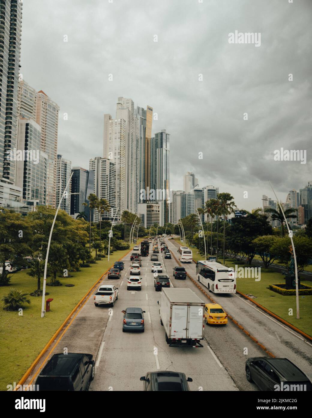 Eine vertikale Aufnahme eines Stadtverkehrs unter einem bewölkten Himmel Stockfoto