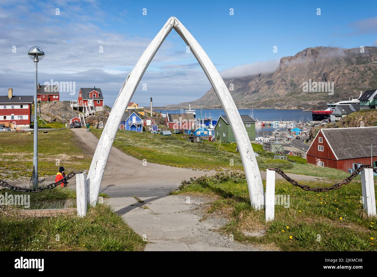 Ansicht von Sisimiut durch den Walknochenbogen in Sisimiut, Grönland, am 16. Juli 2022 Stockfoto