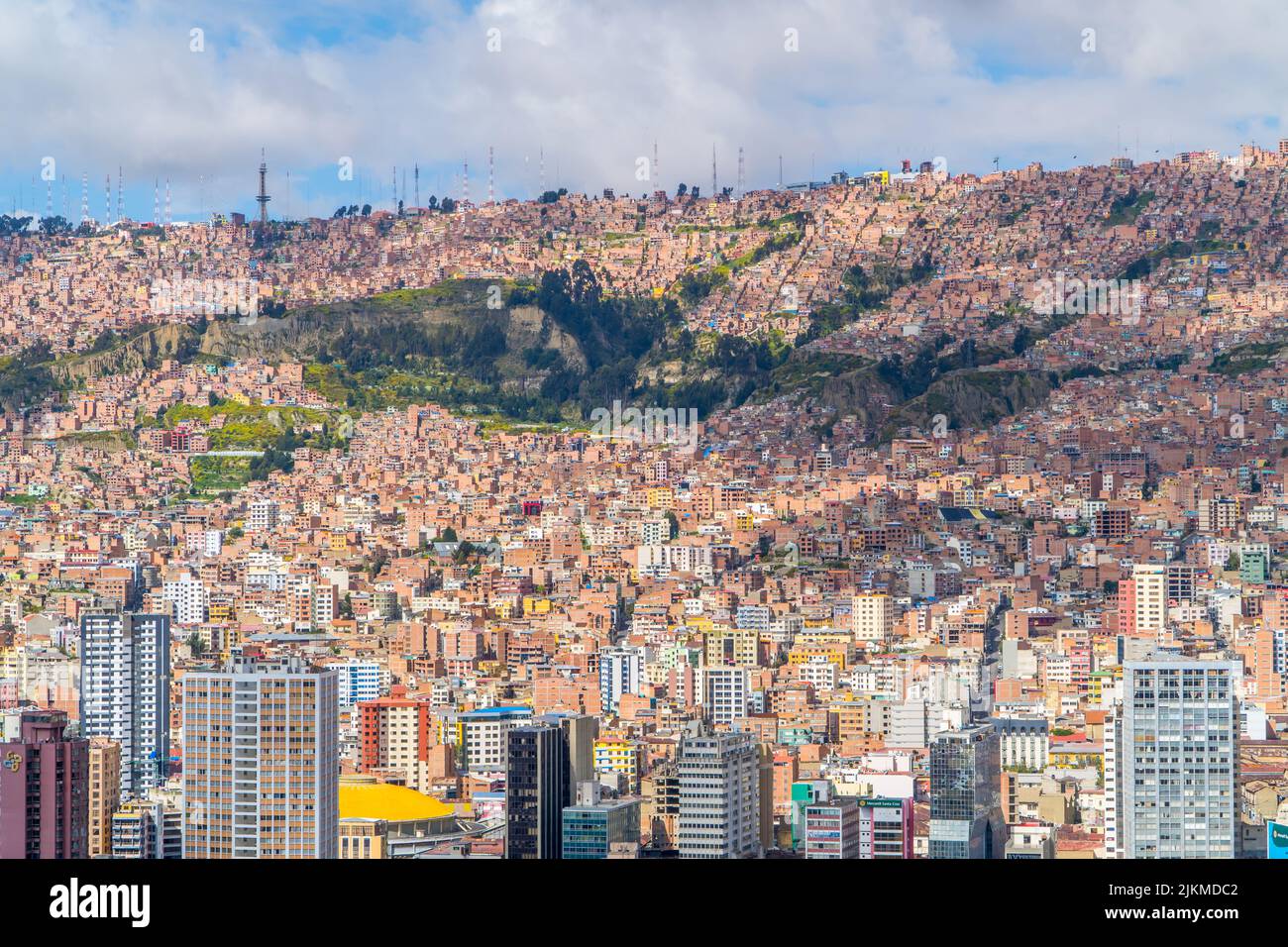 Eine Luftaufnahme von Sopocachi Hochhäusern und informellen Vierteln von El Alto Stockfoto