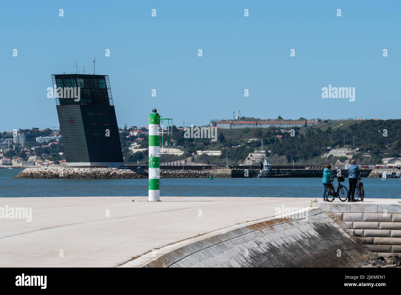 Der Turm der Seeverkehr- und Sicherheitskoordination am Tejo in Lissabon Stockfoto